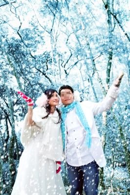 雪景中的幸福伴侶